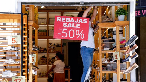 ep una empleada trabajar en un establecimiento de la capital en plenas rebajas de verano