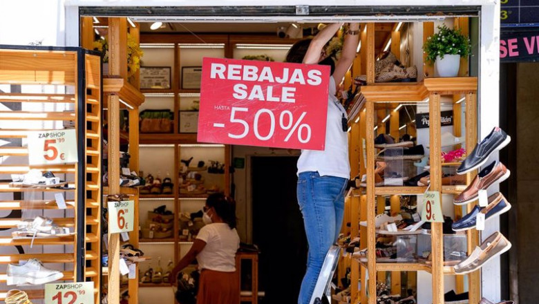 A. Pérez Meca - Europa Press ep una empleada trabajar en un establecimiento de la capital en plenas rebajas de verano