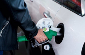 ep una mujer pone gasolina a su vehiculo en una gasolinera a 17 de junio en madrid espana ep una mujer pone gasolina a su vehiculo en una gasolinera a 17 de junio en madrid espana