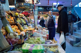 ep varias personas en una fruteria en el mercado de prosperidad ep varias personas en una fruteria en el mercado de prosperidad