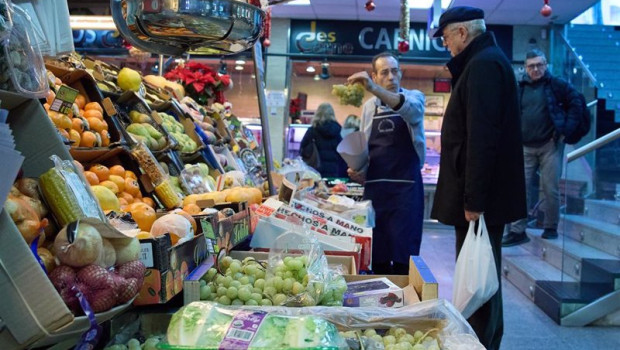 ep varias personas en una fruteria en el mercado de prosperidad
