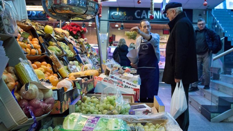 Varias personas en una frutería en el mercado de Prosperidad, | Jesús Hellín - Europa Press ep varias personas en una fruteria en el mercado de prosperidad