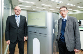 rob mcbride director general de illumina en corea y presidente de macrogen y changhun kim de pie frente a novaseq x plus que se ha instalado con xito en el genome center de macrogen