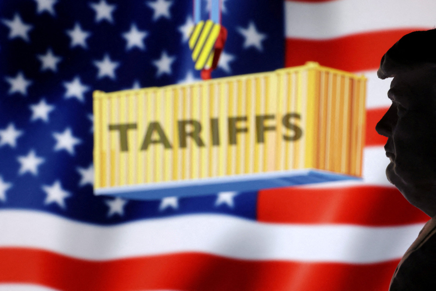 une illustration montre le president americain donald trump le drapeau americain et le mot tariffs une illustration montre le president americain donald trump le drapeau americain et le mot tariffs