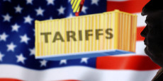 une illustration montre le president americain donald trump le drapeau americain et le mot tariffs une illustration montre le president americain donald trump le drapeau americain et le mot tariffs